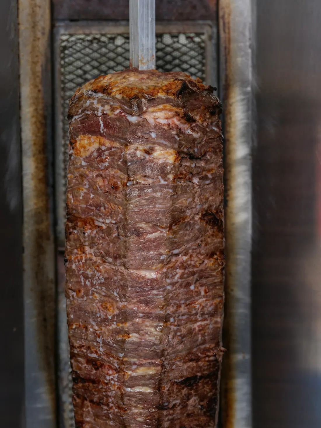 Dikey şişte pişen, kat kat et döner